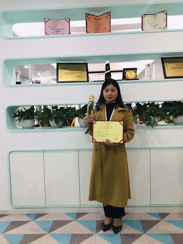 1542965002112128.jpg 个人九月销冠王及牛尼斯 余静华 2.jpg